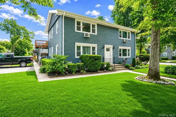 11 Toehee PL #2B, Islip, NY 11715