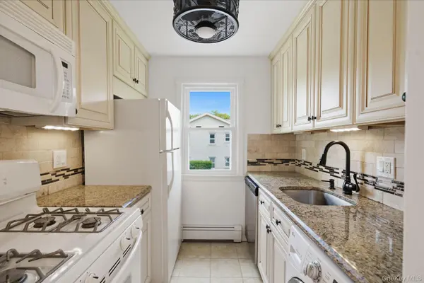 11 Toehee PL #2B, Islip, NY 11715