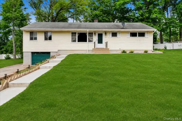 12 Elizabeth LN, New Windsor, NY 12553