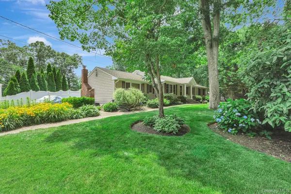 28 King Arthurs CT, Saint James, NY 11780