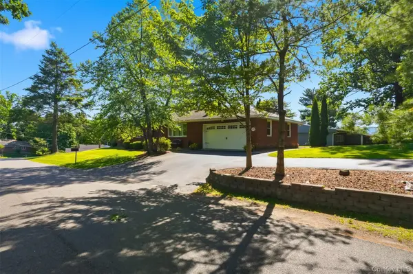 5 Oak Ridge DR, New Windsor, NY 12553