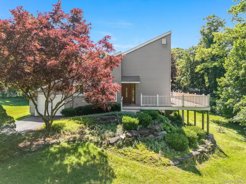 13 Riverview CIR, Poughkeepsie, NY 12601