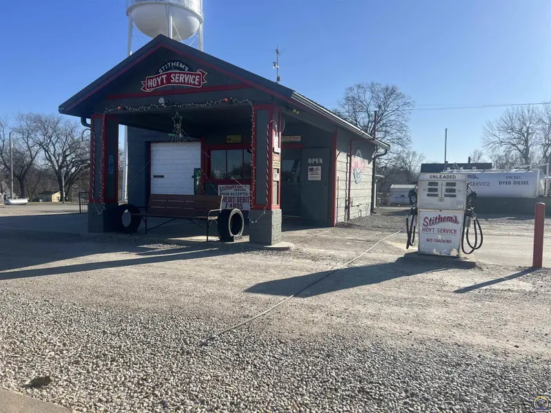 117 E 4th St, Hoyt, KS 66440
