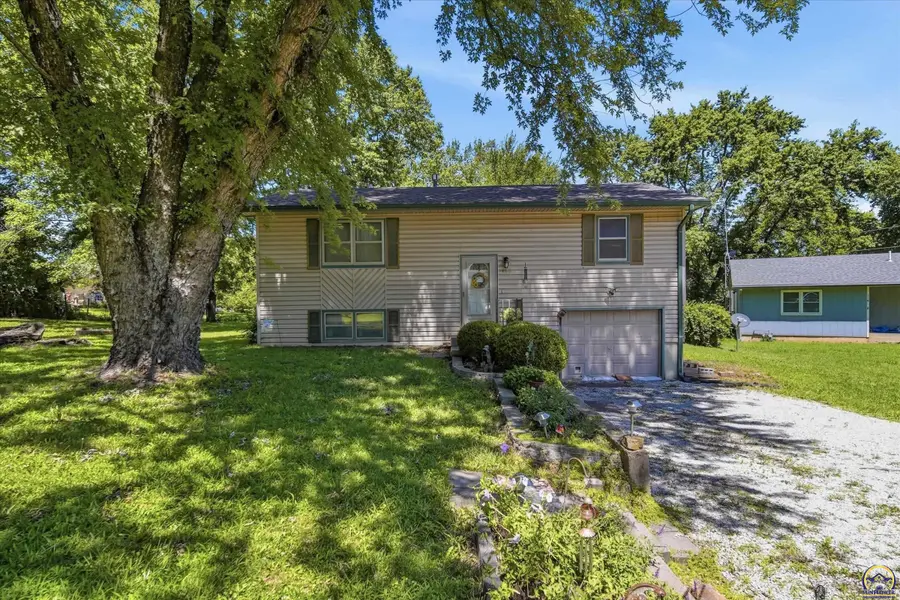120 W Tucker Ct, Carbondale, KS 66414