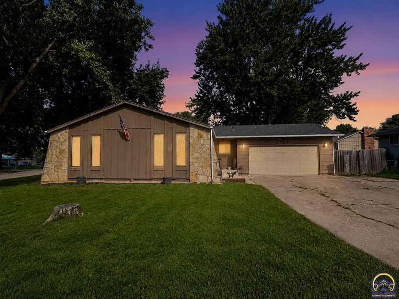 2729 SW Kingsrow RD, Topeka, KS 66614