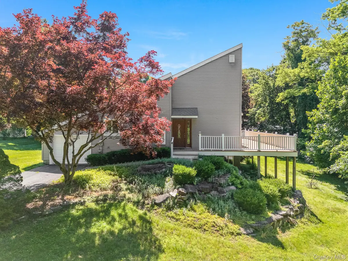 13 Riverview CIR, Poughkeepsie, NY 12601