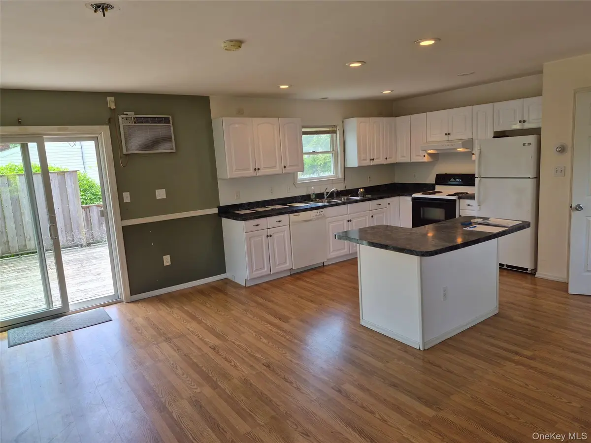 24 Lavender RD, Rocky Point, NY 11778