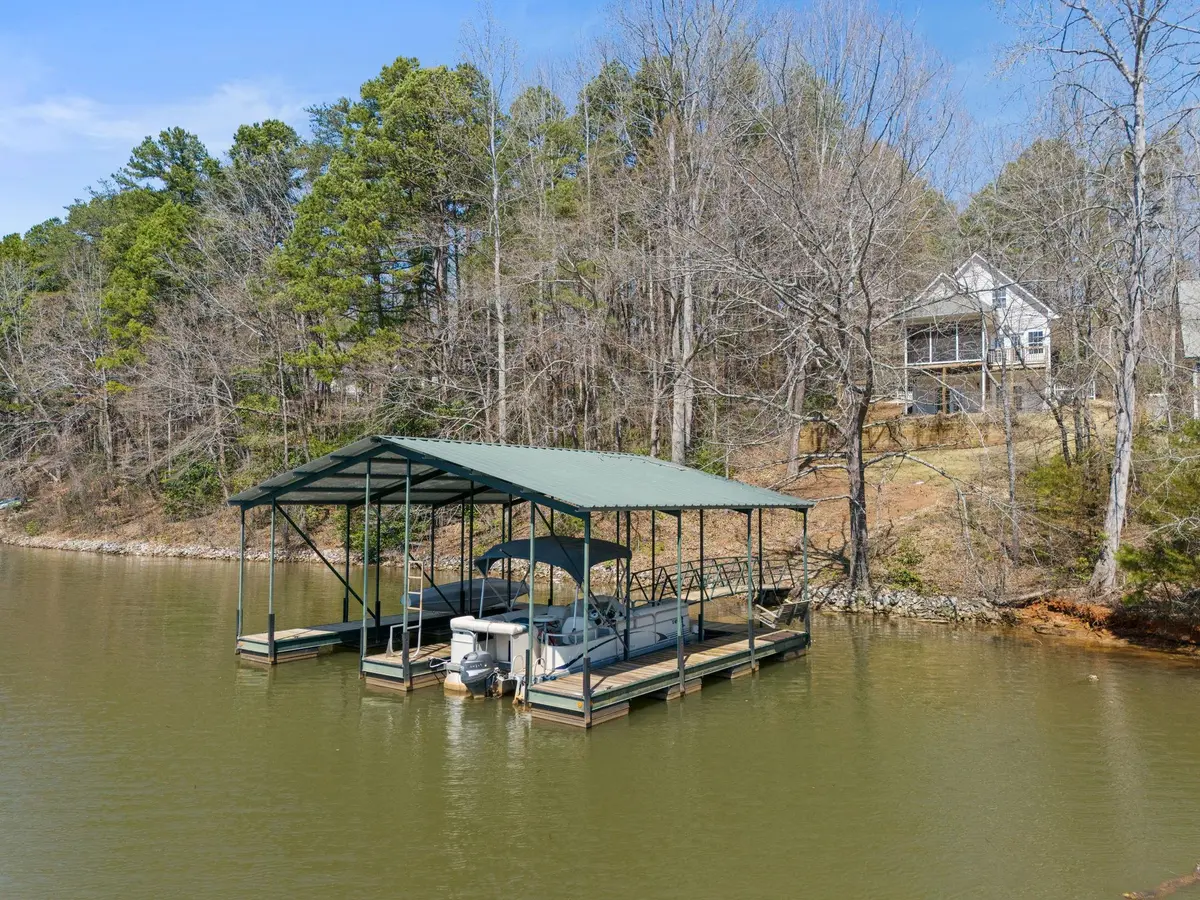 210 E Waters Edge LN, West Union, SC 29696