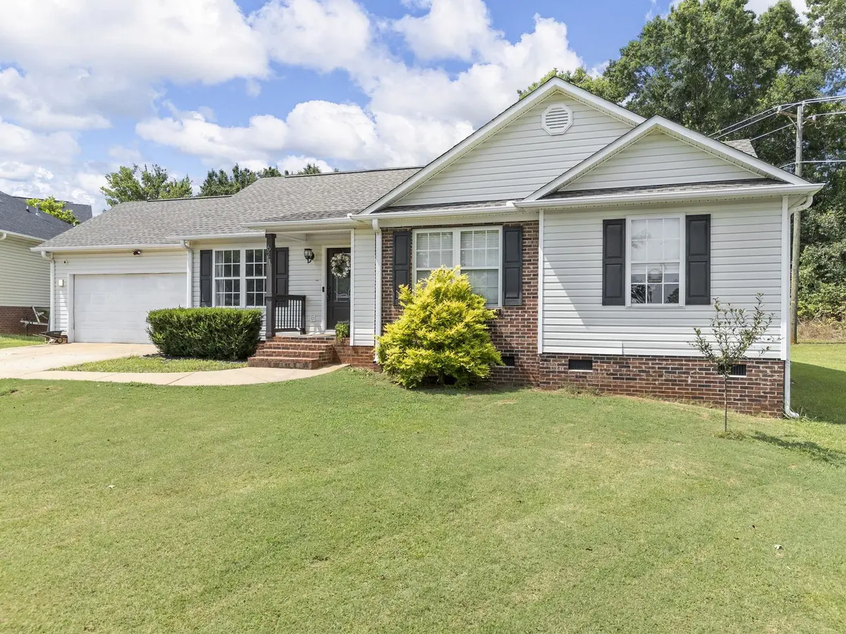 621 Shadow Dance LN, Boiling Springs, SC 29316