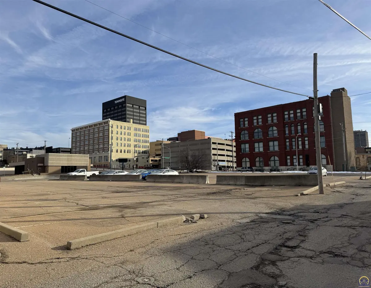 204 SW 5th ST, Topeka, KS 66603