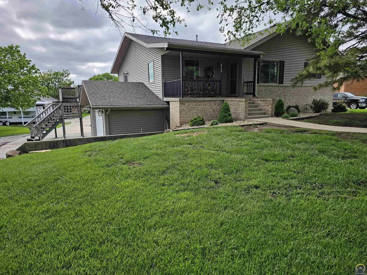 913 S 12th ST, Sabetha, KS 66534