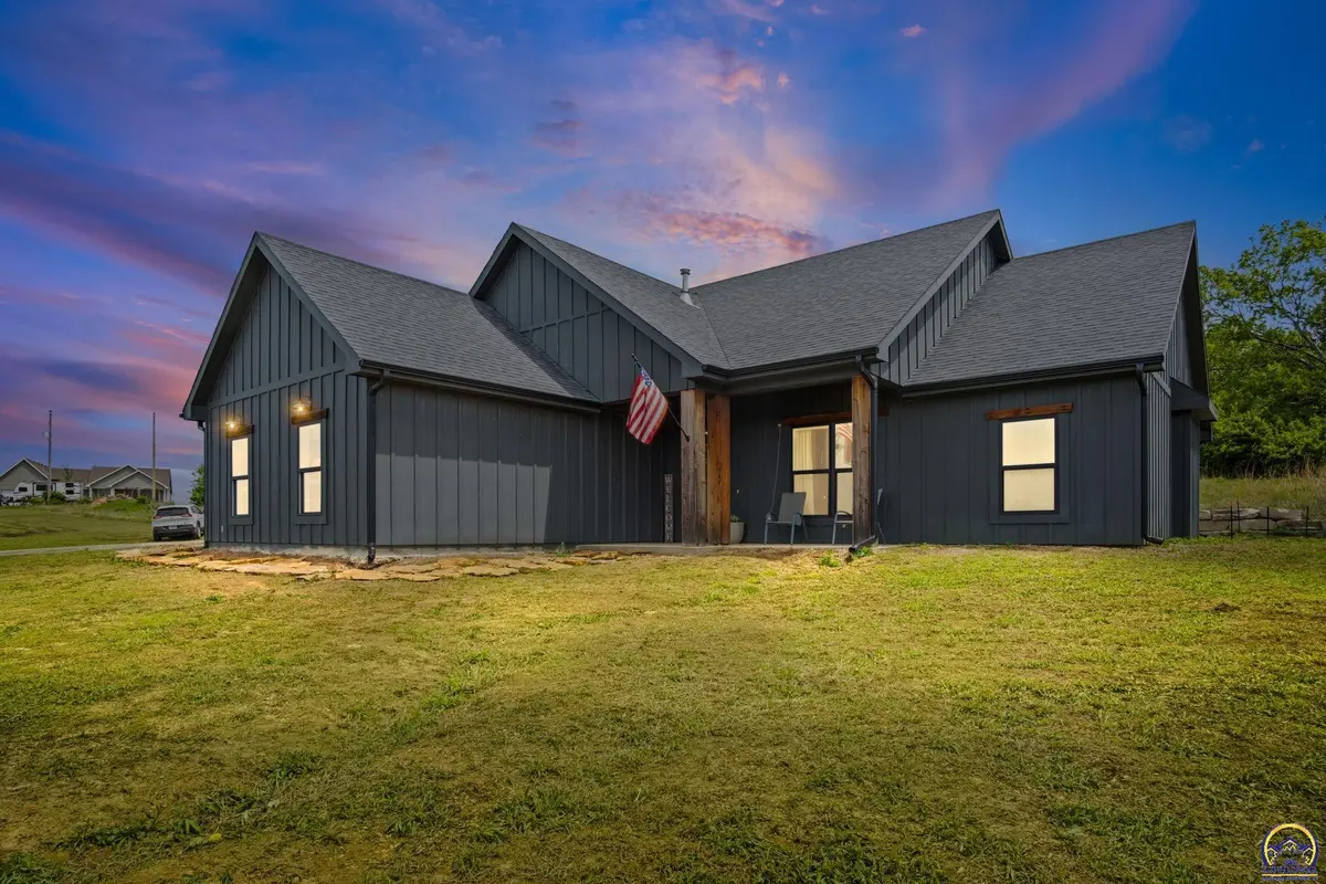 1714 SE Herschell RD, Tecumseh, KS 66542