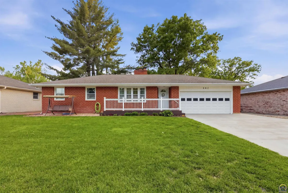 201 Sage RD, Silver Lake, KS 66539