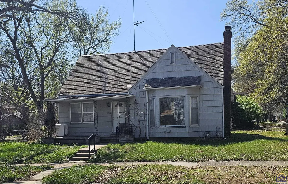 2323 SW Huntoon ST, Topeka, KS 66604