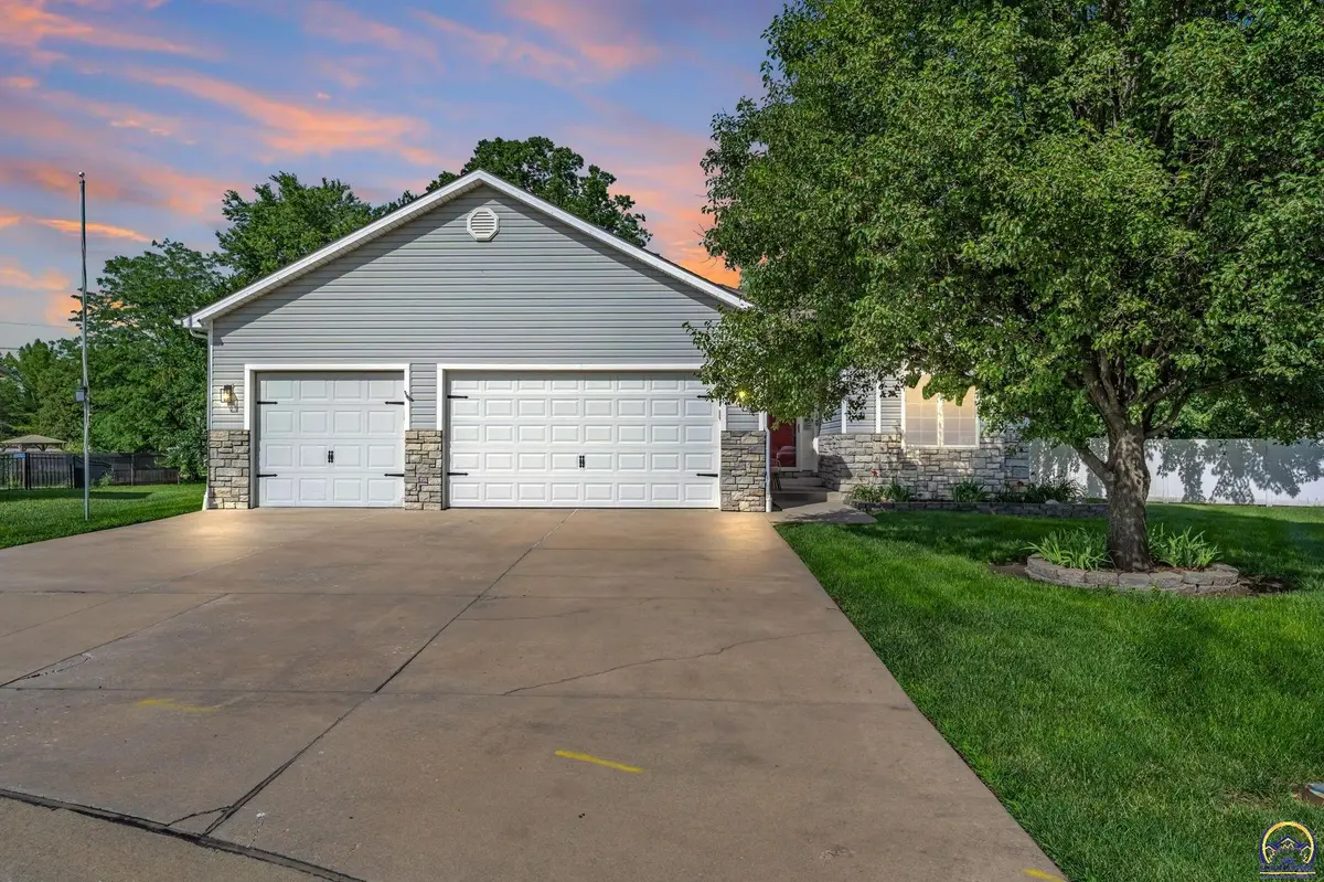 4520 SW Woods DR, Topeka, KS 66610