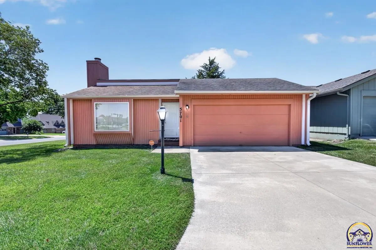 5701 SW Arrowhead CT, Topeka, KS 66614