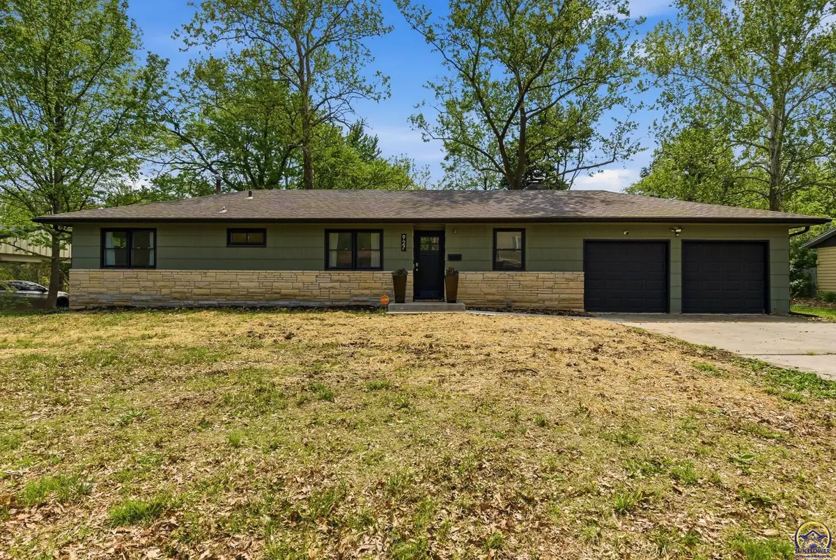 927 W 20th Ter, Lawrence, KS 66046-2813