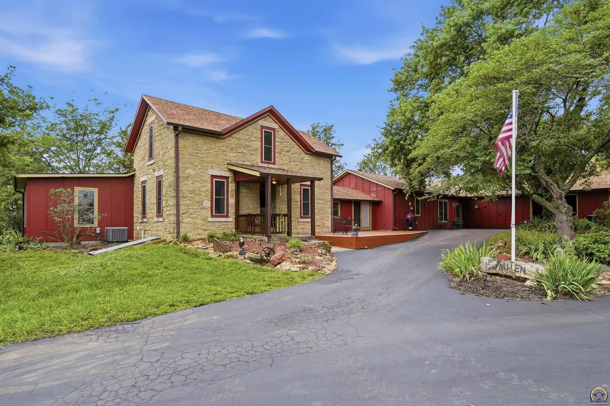 26906 Gladden RD, Maple Hill, KS 66507