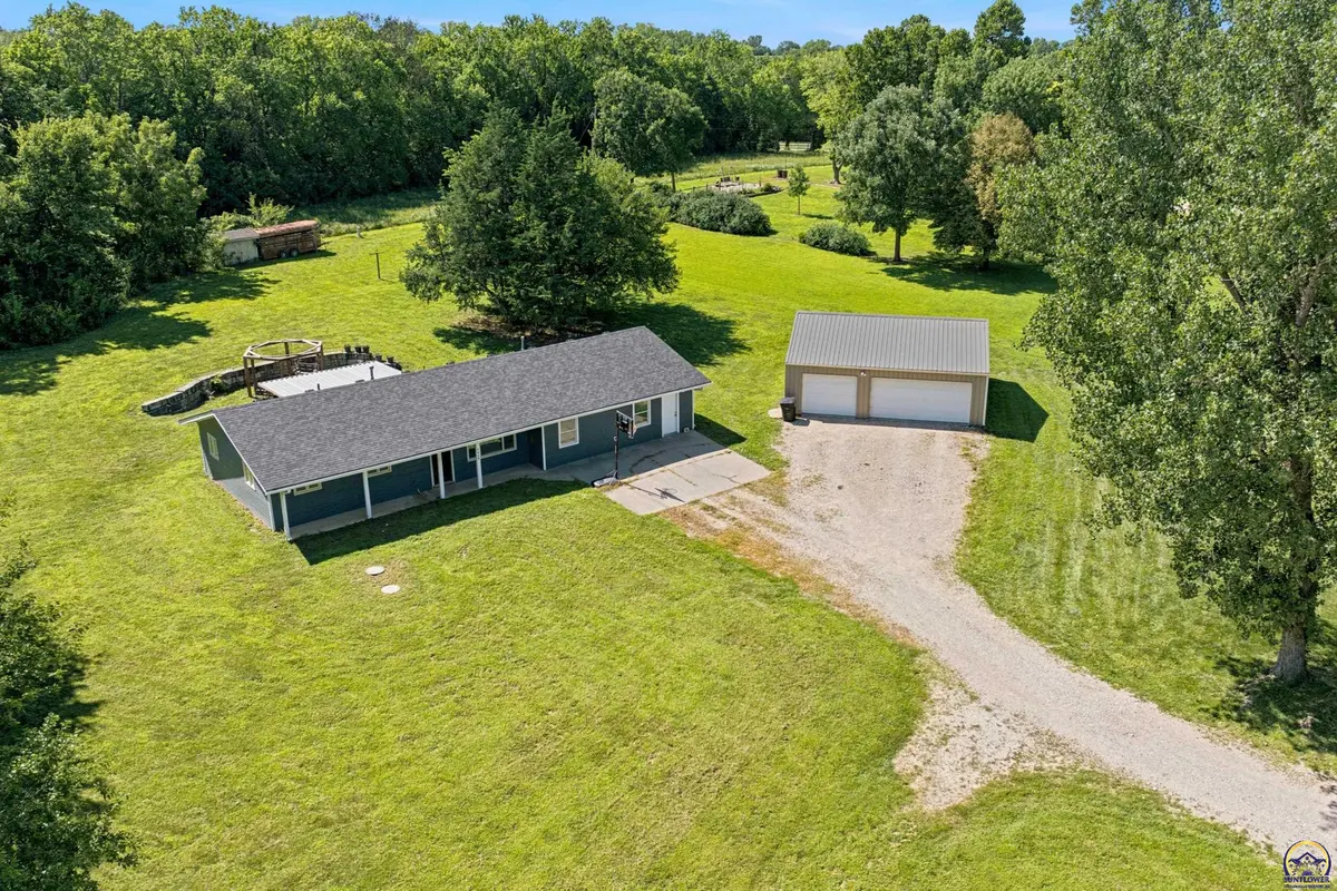 4668 Meadow LN, Wamego, KS 66547