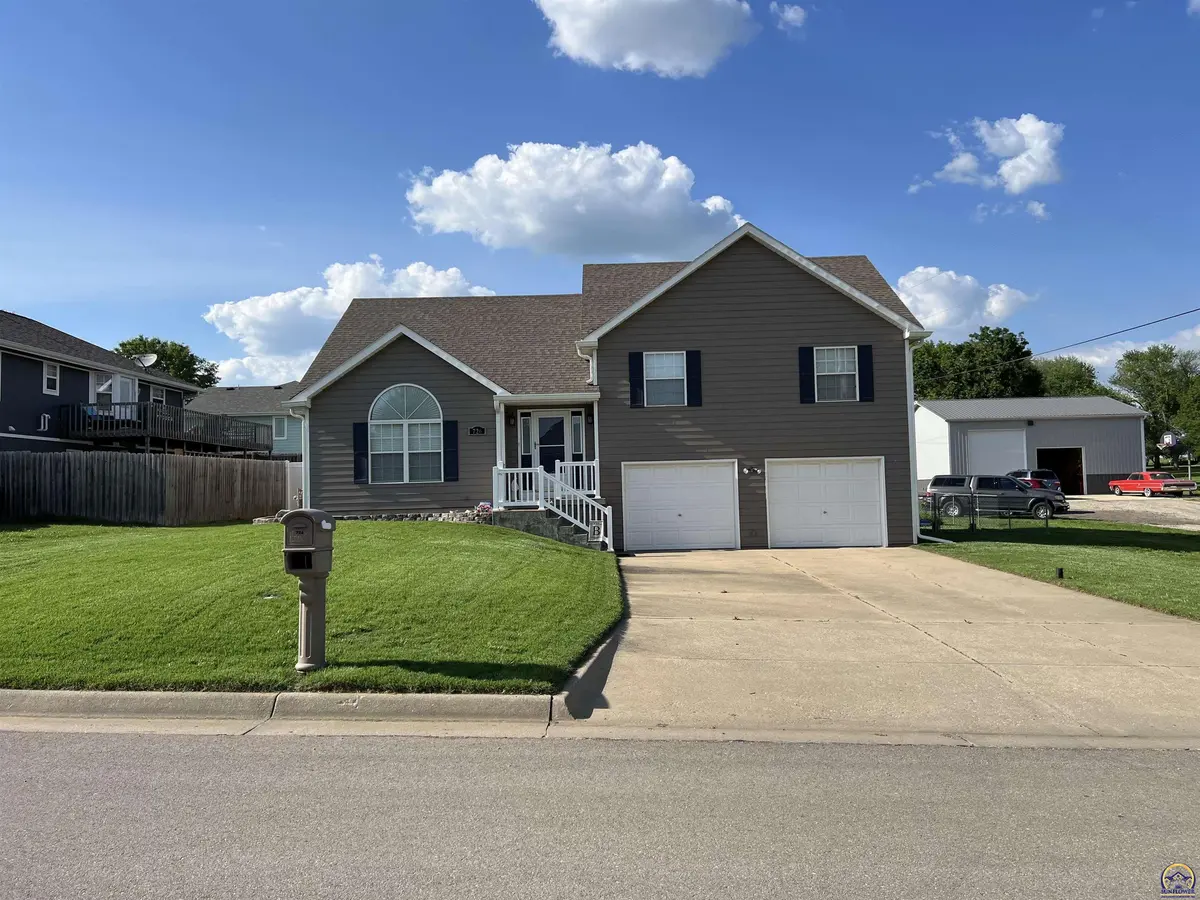 726 NE Monhollon DR, Topeka, KS 66617