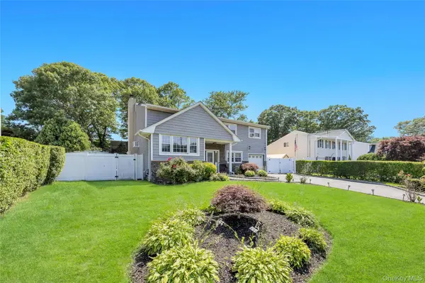 99 Schneider LN, Hauppauge, NY 11788