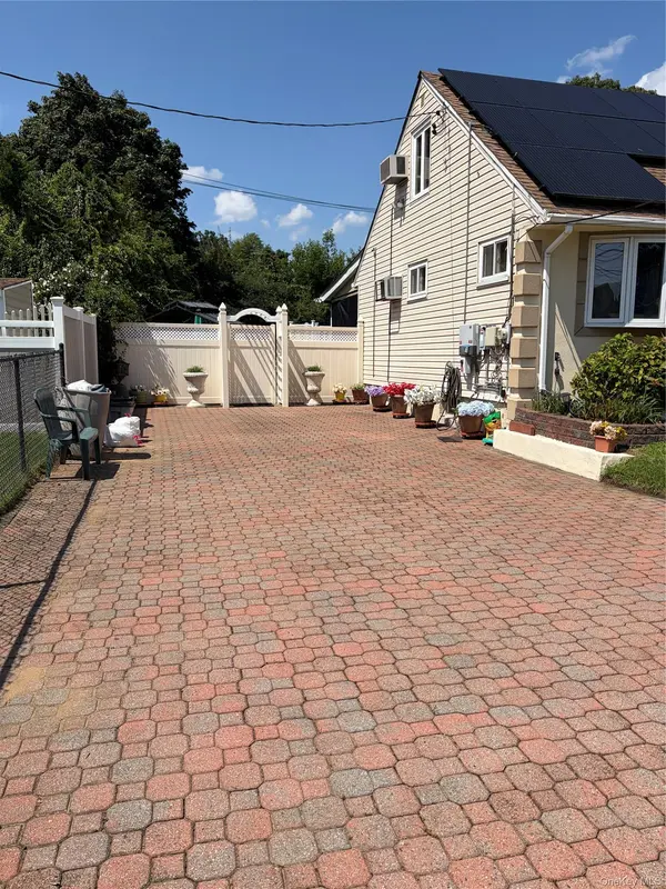702 Diellen LN, Elmont, NY 11003