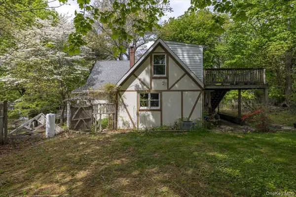 7 Amagansett DR, Sound Beach, NY 11789