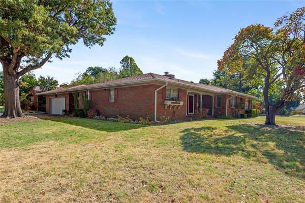 1609 Glenbrook TER, Nichols Hills, OK 73116