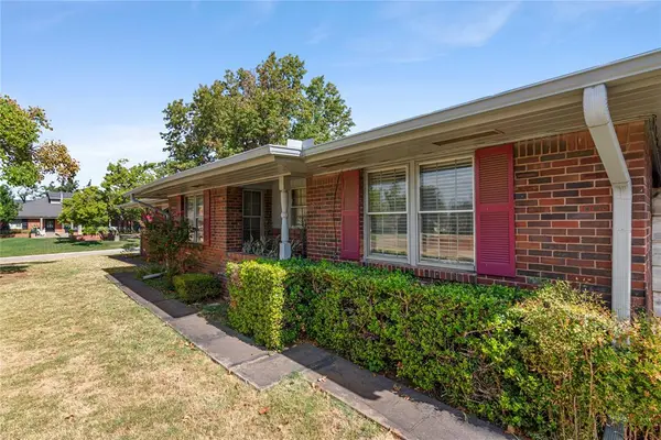 1609 Glenbrook TER, Nichols Hills, OK 73116