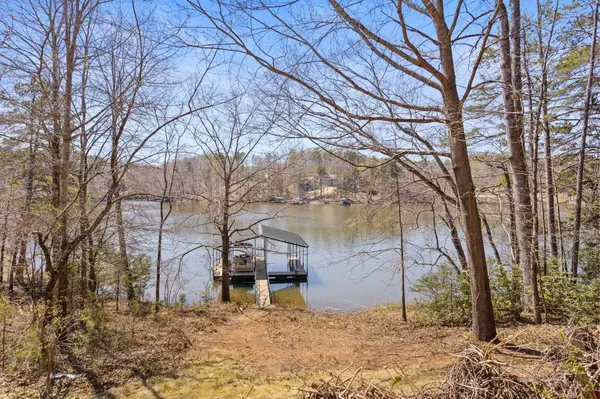 210 E Waters Edge LN, West Union, SC 29696