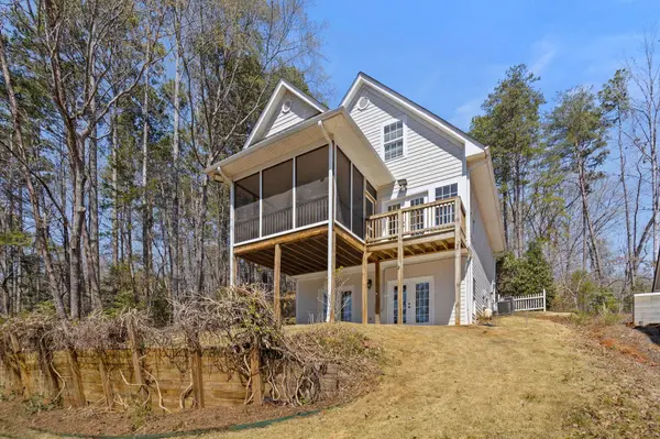 210 E Waters Edge LN, West Union, SC 29696