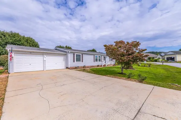 445 Riverwind DR, Hendersonville, NC 28739