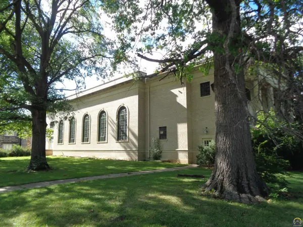 1239 SW Western AVE, Topeka, KS 66604
