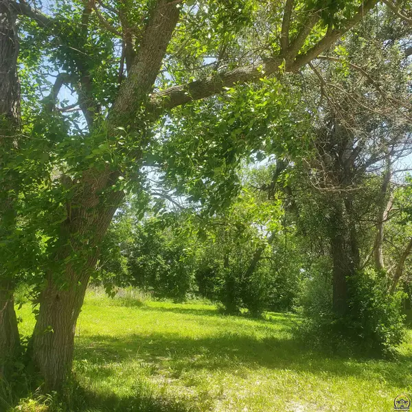 524 N 6th St, Osage City, KS 66523