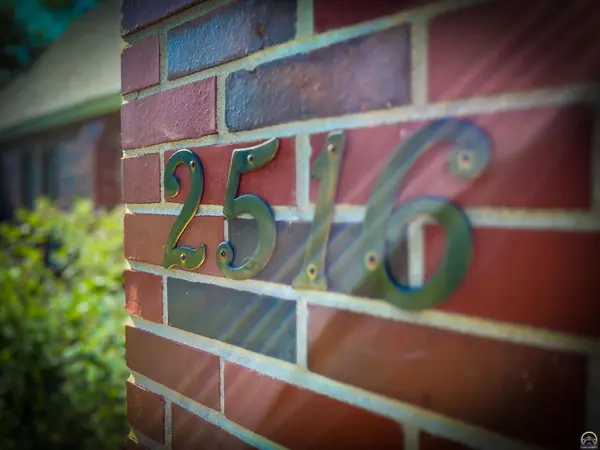 2516 SW Huntoon ST, Topeka, KS 66604