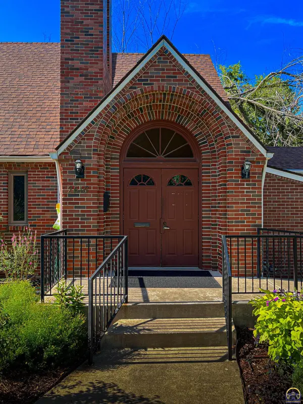 2516 SW Huntoon ST, Topeka, KS 66604