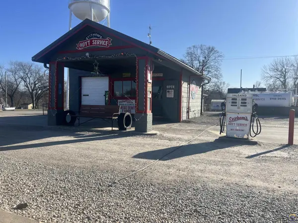 117 E 4th St, Hoyt, KS 66440