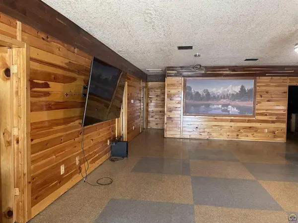 1325 SE 85th St, Wakarusa, KS 66546