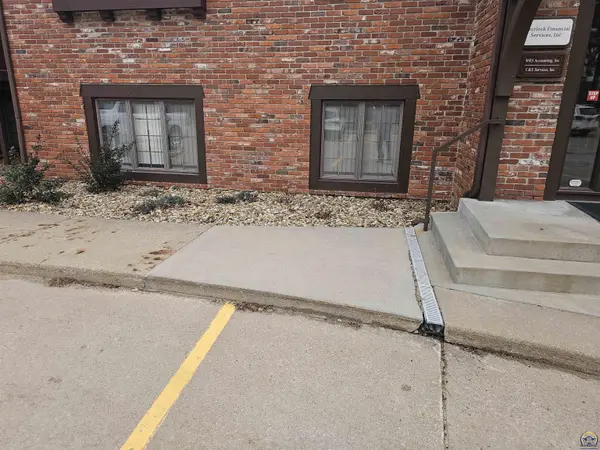 5885 SW 29th ST, Topeka, KS 66614