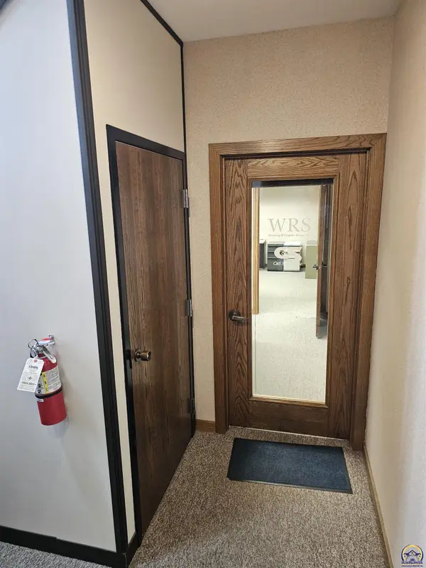 5885 SW 29th ST, Topeka, KS 66614