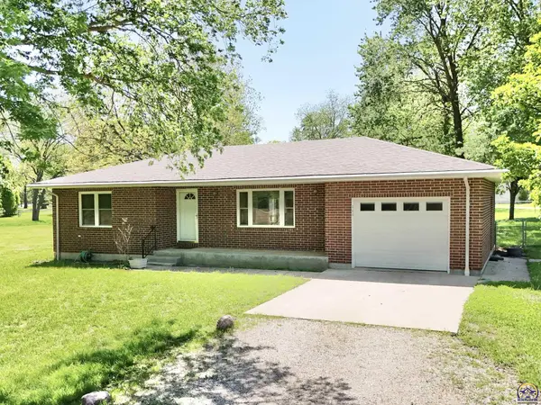 111 Garrettson St, Burlington, KS 66839