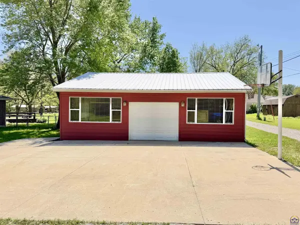 111 Garrettson St, Burlington, KS 66839