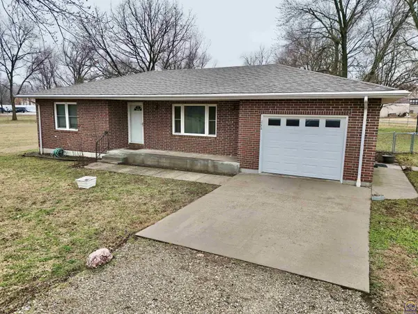 111 Garrettson St, Burlington, KS 66839