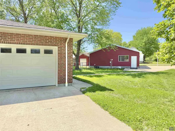 111 Garrettson St, Burlington, KS 66839