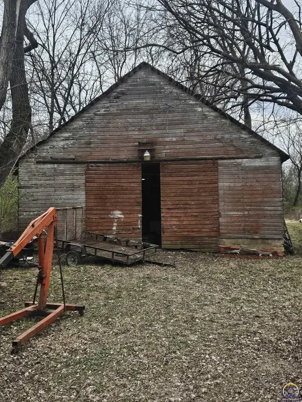 4823 SE 10th St, Tecumseh, KS 66542