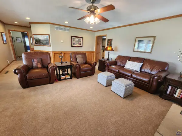 20 Lakeshore DR, Emporia, KS 66801