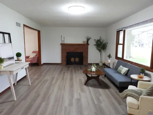 718 S 9th St, Osage City, KS 66523