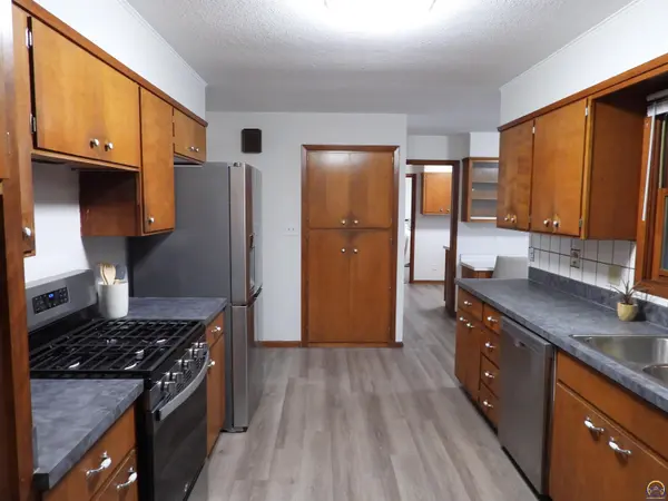 718 S 9th St, Osage City, KS 66523