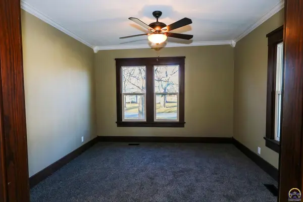 902 S 7th St, Burlington, KS 66839