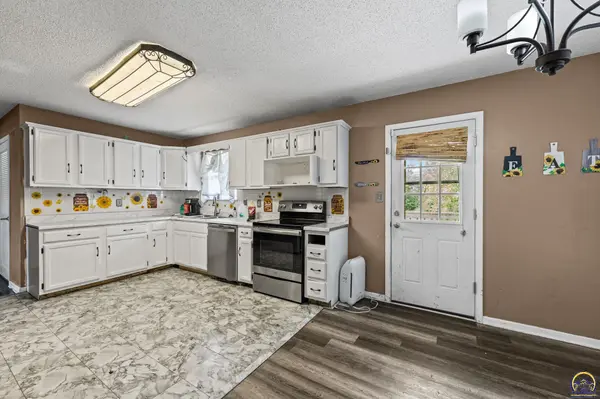 5849 SW Auburn RD, Topeka, KS 66610